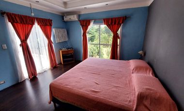 Maravillosa Casa quinta con amplio terreno y pileta a la venta-Permuta