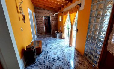 Maravillosa Casa quinta con amplio terreno y pileta a la venta-Permuta