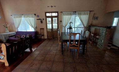 Maravillosa Casa quinta con amplio terreno y pileta a la venta-Permuta