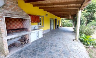 Maravillosa Casa quinta con amplio terreno y pileta a la venta-Permuta