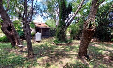 Maravillosa Casa quinta con amplio terreno y pileta a la venta-Permuta