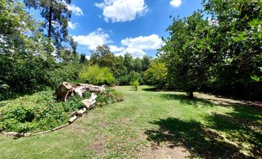 Maravillosa Casa quinta con amplio terreno y pileta a la venta-Permuta