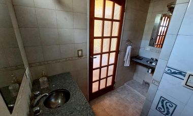 Maravillosa Casa quinta con amplio terreno y pileta a la venta-Permuta