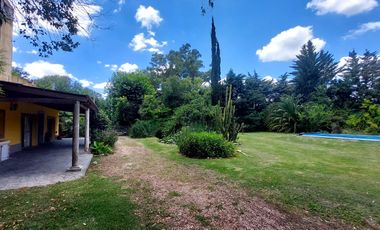 Maravillosa Casa quinta con amplio terreno y pileta a la venta-Permuta