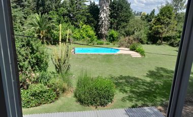 Maravillosa Casa quinta con amplio terreno y pileta a la venta-Permuta