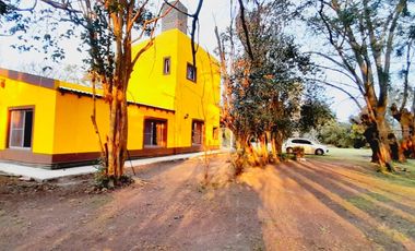 Maravillosa Casa quinta con amplio terreno y pileta a la venta-Permuta