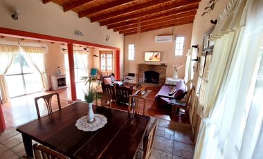 Maravillosa Casa quinta con amplio terreno y pileta a la venta-Permuta