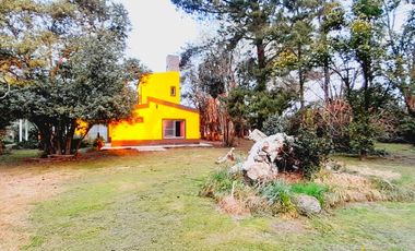 Maravillosa Casa quinta con amplio terreno y pileta a la venta-Permuta