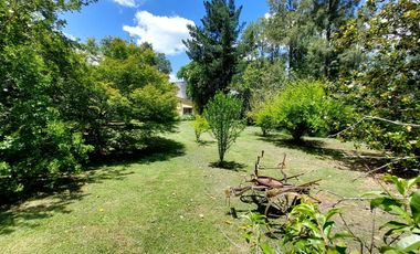 Maravillosa Casa quinta con amplio terreno y pileta a la venta-Permuta