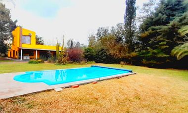 Maravillosa Casa quinta con amplio terreno y pileta a la venta-Permuta