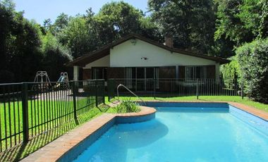 Casa en una planta con lindisimo jardin en el Barrio Los Nogales