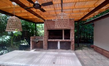 Casa en una planta con lindisimo jardin en el Barrio Los Nogales