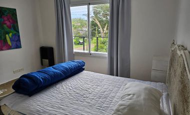 Venta - Casa Duplex de 3 ambientes A 150M DEL MAR en Pinamar - contiene jardin propio