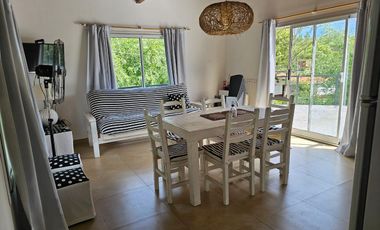 Venta - Casa Duplex de 3 ambientes A 150M DEL MAR en Pinamar - contiene jardin propio