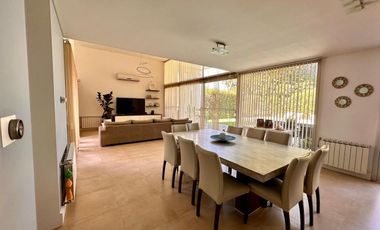 Casa en Miraflores Funes Hills. Sobre Bv Principal. UNICA!