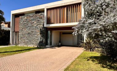 Casa en Miraflores Funes Hills. Sobre Bv Principal. UNICA!