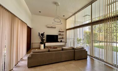 Casa en Miraflores Funes Hills. Sobre Bv Principal. UNICA!