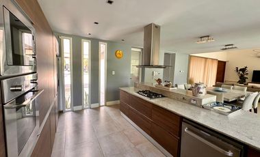 Casa en Miraflores Funes Hills. Sobre Bv Principal. UNICA!