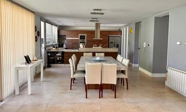 Casa en Miraflores Funes Hills. Sobre Bv Principal. UNICA!