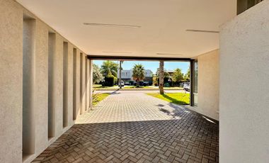 Casa en Miraflores Funes Hills. Sobre Bv Principal. UNICA!