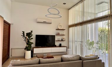 Casa en Miraflores Funes Hills. Sobre Bv Principal. UNICA!