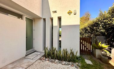 Casa en Miraflores Funes Hills. Sobre Bv Principal. UNICA!