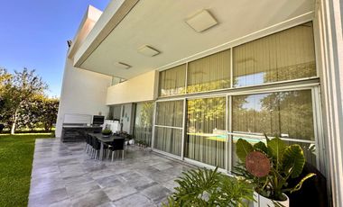 Casa en Miraflores Funes Hills. Sobre Bv Principal. UNICA!
