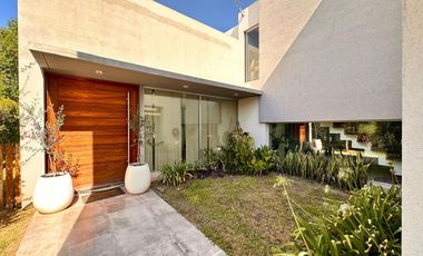 Casa en Miraflores Funes Hills. Sobre Bv Principal. UNICA!