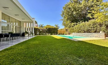 Casa en Miraflores Funes Hills. Sobre Bv Principal. UNICA!