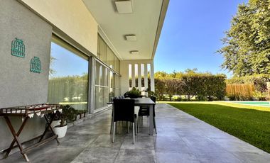 Casa en Miraflores Funes Hills. Sobre Bv Principal. UNICA!