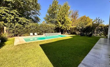 Casa en Miraflores Funes Hills. Sobre Bv Principal. UNICA!