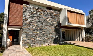 Casa en Miraflores Funes Hills. Sobre Bv Principal. UNICA!