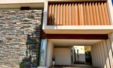 Casa en Miraflores Funes Hills. Sobre Bv Principal. UNICA!