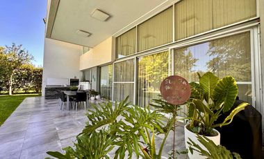 Casa en Miraflores Funes Hills. Sobre Bv Principal. UNICA!