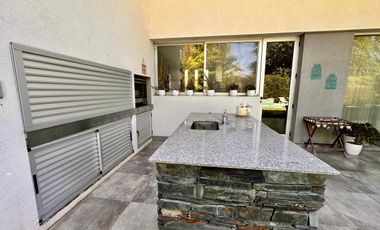 Casa en Miraflores Funes Hills. Sobre Bv Principal. UNICA!