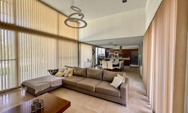 Casa en Miraflores Funes Hills. Sobre Bv Principal. UNICA!