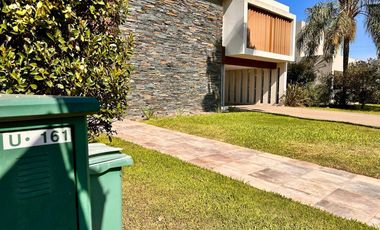 Casa en Miraflores Funes Hills. Sobre Bv Principal. UNICA!
