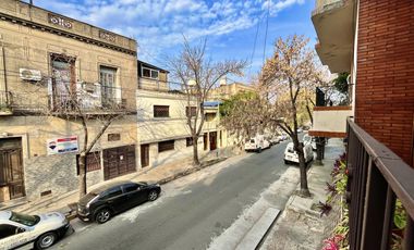 CASA   VENTA   4 AMBIENTES   BARRACAS   QUINCHO   COCHERA PARA 5 AUTOS