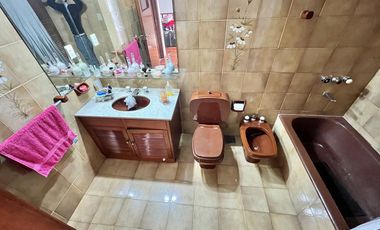 CASA   VENTA   4 AMBIENTES   BARRACAS   QUINCHO   COCHERA PARA 5 AUTOS