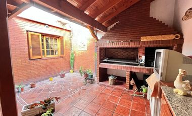 CASA   VENTA   4 AMBIENTES   BARRACAS   QUINCHO   COCHERA PARA 5 AUTOS