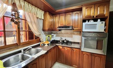 CASA   VENTA   4 AMBIENTES   BARRACAS   QUINCHO   COCHERA PARA 5 AUTOS