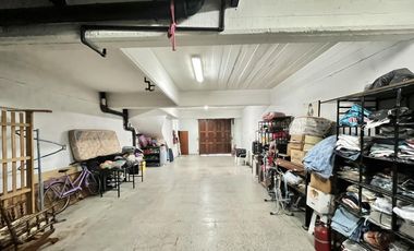 CASA   VENTA   4 AMBIENTES   BARRACAS   QUINCHO   COCHERA PARA 5 AUTOS
