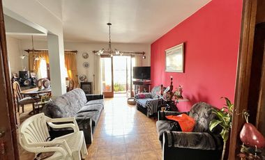 CASA   VENTA   4 AMBIENTES   BARRACAS   QUINCHO   COCHERA PARA 5 AUTOS