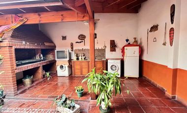 CASA   VENTA   4 AMBIENTES   BARRACAS   QUINCHO   COCHERA PARA 5 AUTOS