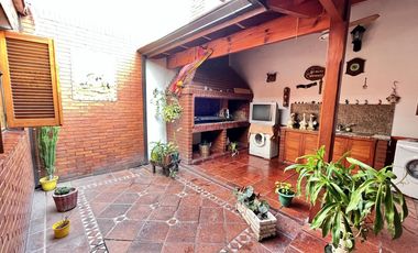 CASA   VENTA   4 AMBIENTES   BARRACAS   QUINCHO   COCHERA PARA 5 AUTOS
