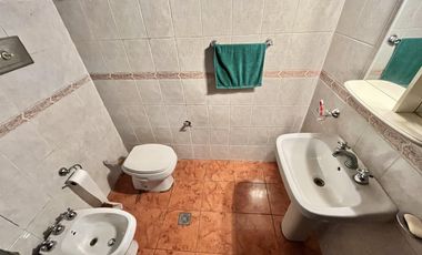 CASA   VENTA   4 AMBIENTES   BARRACAS   QUINCHO   COCHERA PARA 5 AUTOS