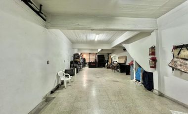 CASA   VENTA   4 AMBIENTES   BARRACAS   QUINCHO   COCHERA PARA 5 AUTOS