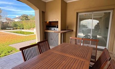 CASA en VENTA con LOTE trasero opcional