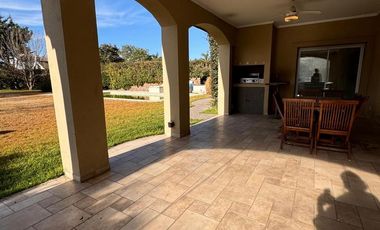 CASA en VENTA con LOTE trasero opcional