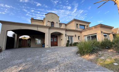 CASA en VENTA con LOTE trasero opcional